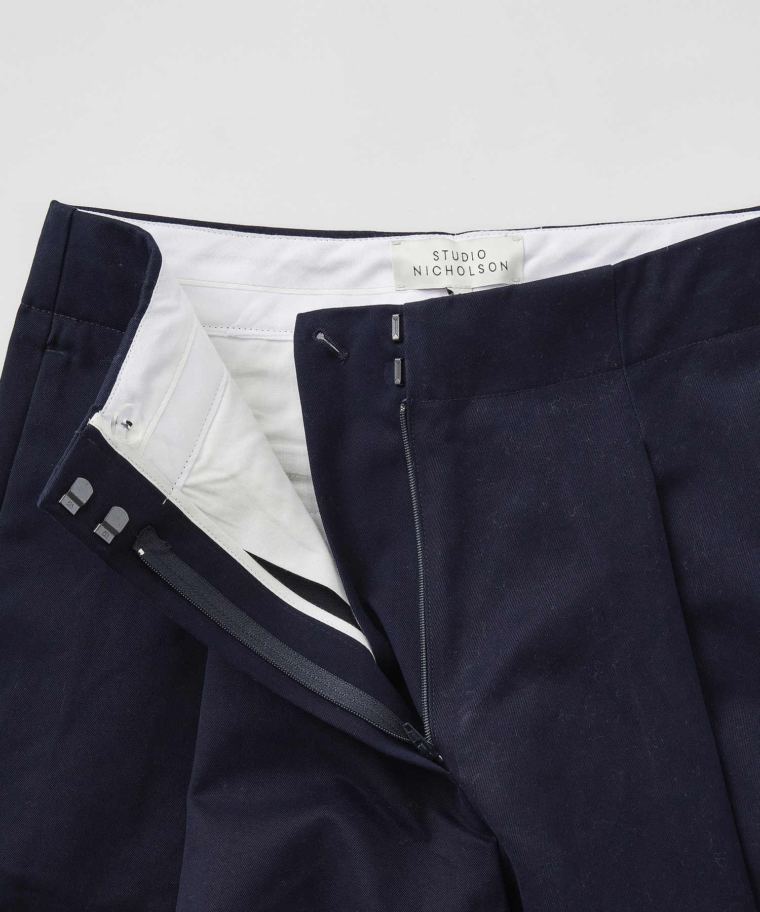 【LOISIR】＜STUDIO NICHOLSON＞「DORDONI」 TWILL COTTON PLEATS PANTS 詳細画像 クリーム 24