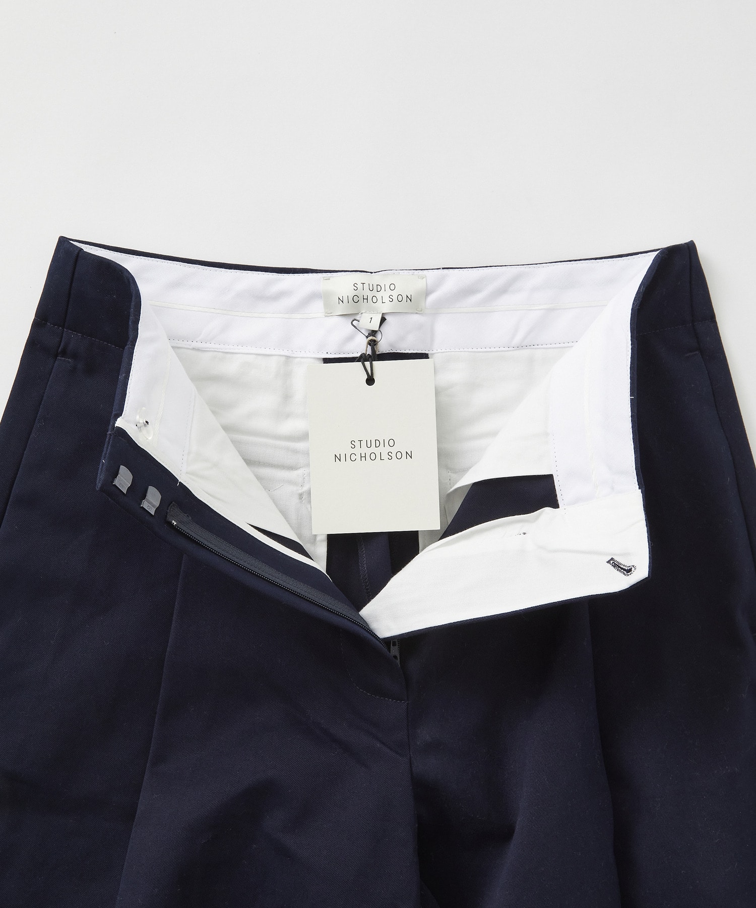 【LOISIR】＜STUDIO NICHOLSON＞「DORDONI」 TWILL COTTON PLEATS PANTS 詳細画像 クリーム 26