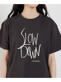 【congés payés】SLOW DOWNプリントTシャツ 詳細画像 チャコール 25