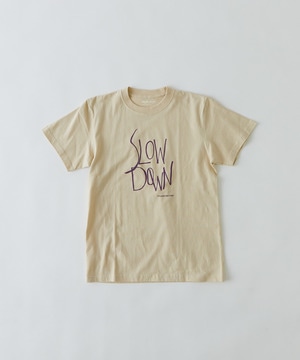 【congés payés】SLOW DOWNプリントTシャツ 詳細画像 ベージュ 1