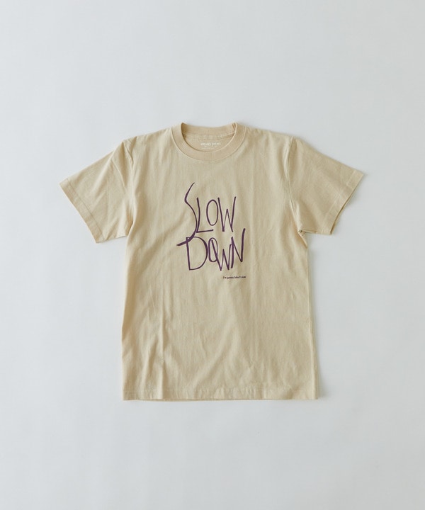 【congés payés】SLOW DOWNプリントTシャツ