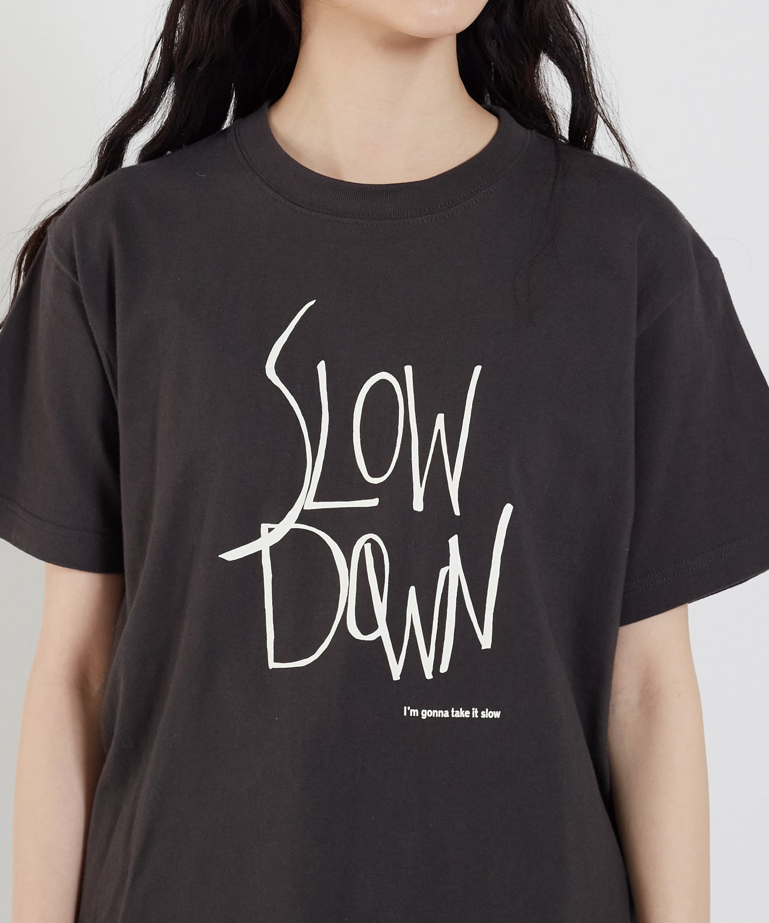 【congés payés】SLOW DOWNプリントTシャツ 詳細画像 チャコール 25