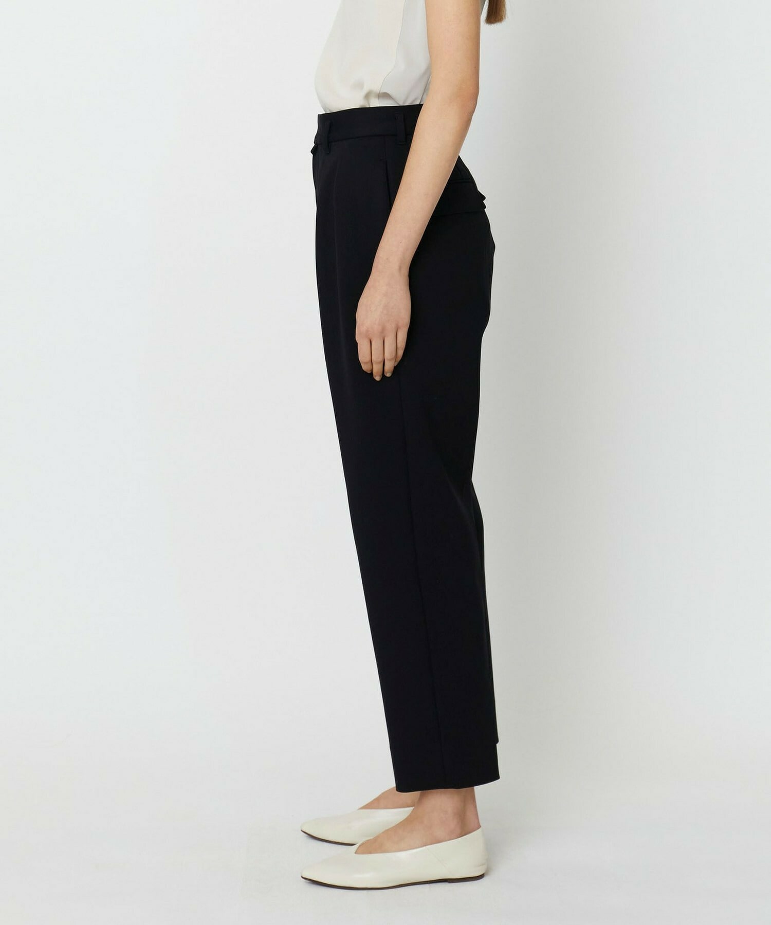 【yoshie inaba】RECYCLE NYLON DOUBLE PLEATED TAPERED  PANTS 詳細画像 ブラック 3