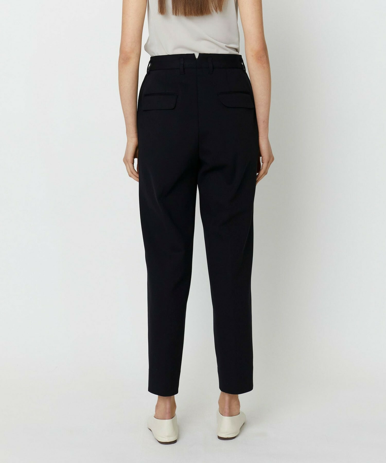 【yoshie inaba】RECYCLE NYLON DOUBLE PLEATED TAPERED  PANTS 詳細画像 ブラック 4