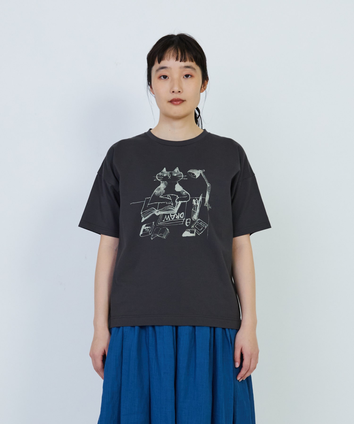 【LOISIR】【アーティストコラボ】LOISIR×TORANEKOBONBONイラストプリントTシャツ 詳細画像 チャコールグレー 22