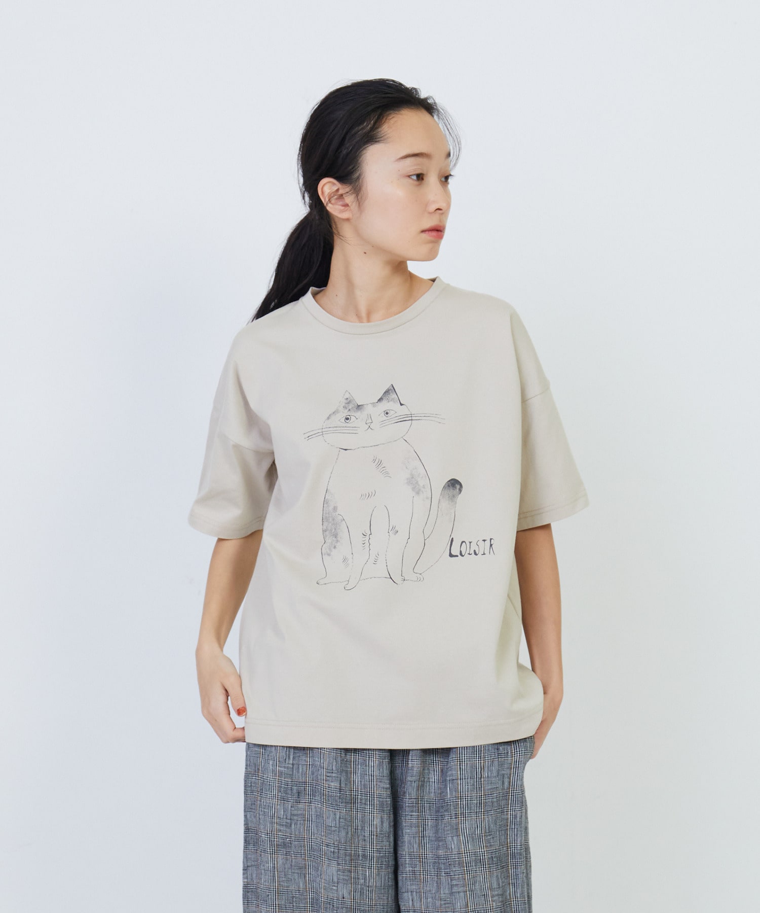 【LOISIR】【アーティストコラボ】LOISIR×TORANEKOBONBONイラストプリントTシャツ 詳細画像 グレイッシュベージュ 1