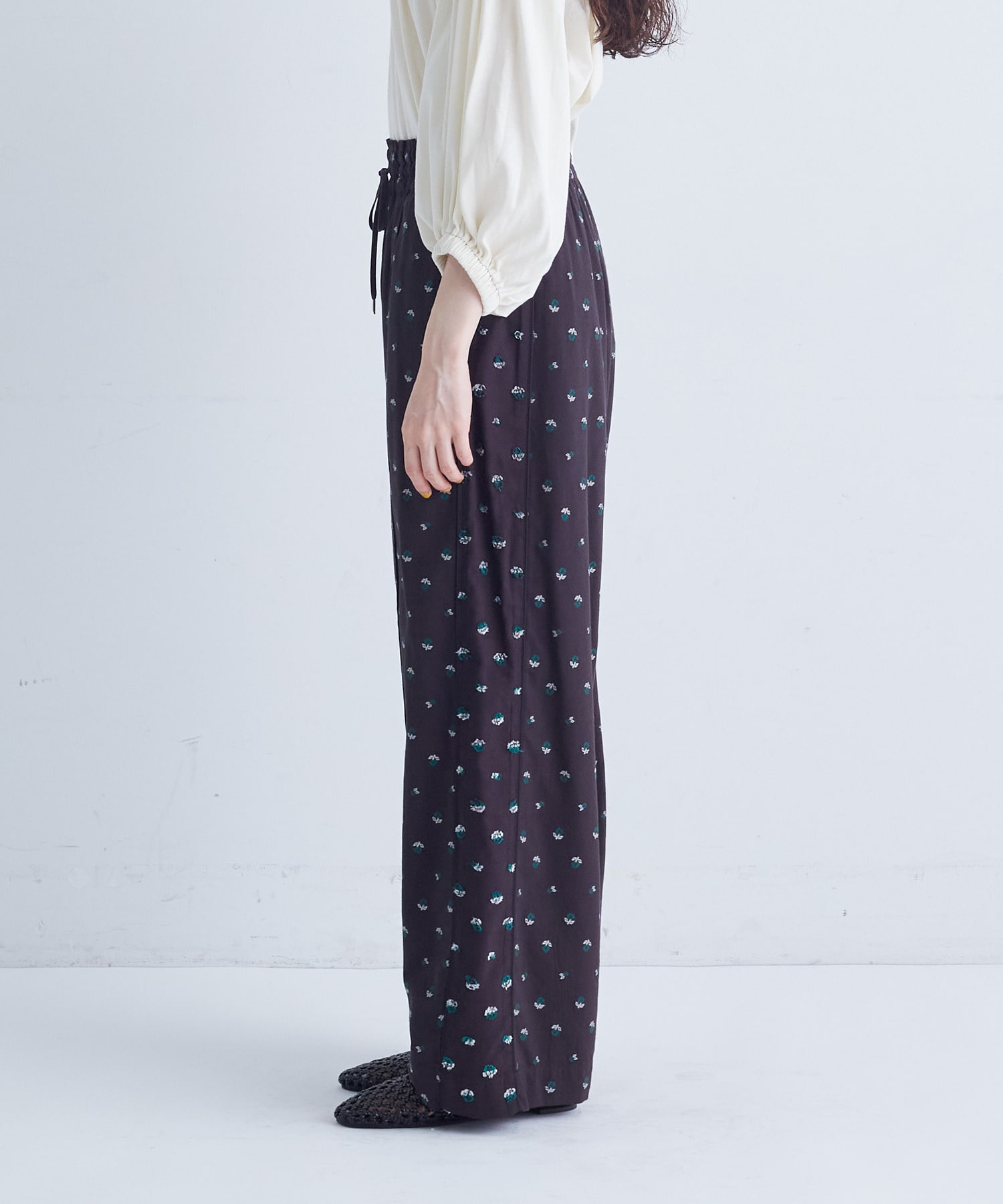 【congés payés】フラワーカットジャカードパンツ 詳細画像 グレー系その他 20