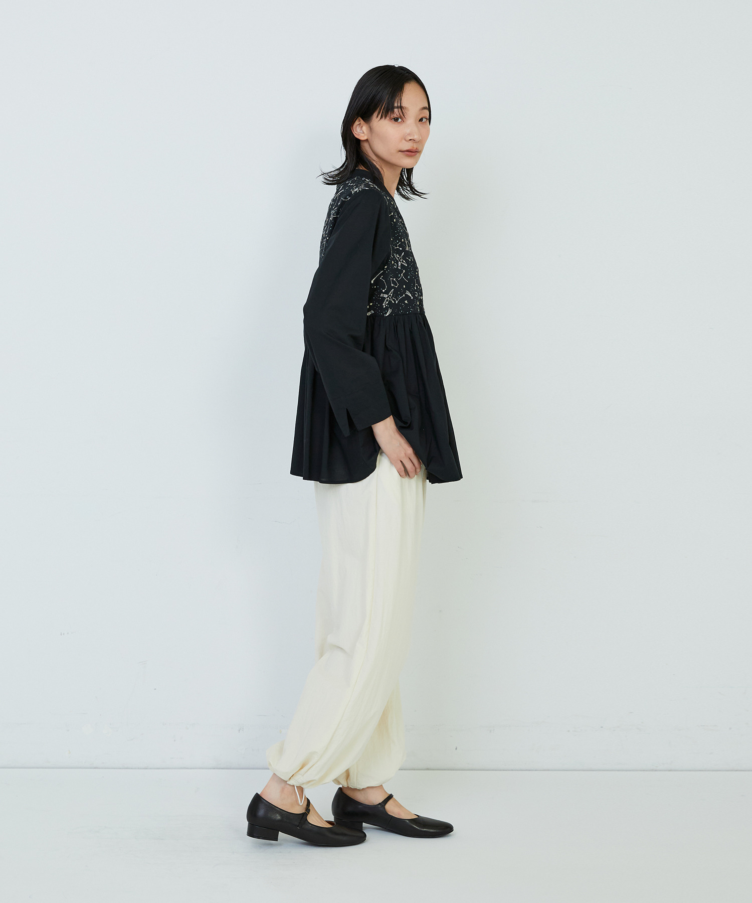 【ADIEU TRISTESSE】｜2BUY10%OFF・3BUY20%OFF｜星空プリント＆刺繍ブラウス 詳細画像 ブラック 2