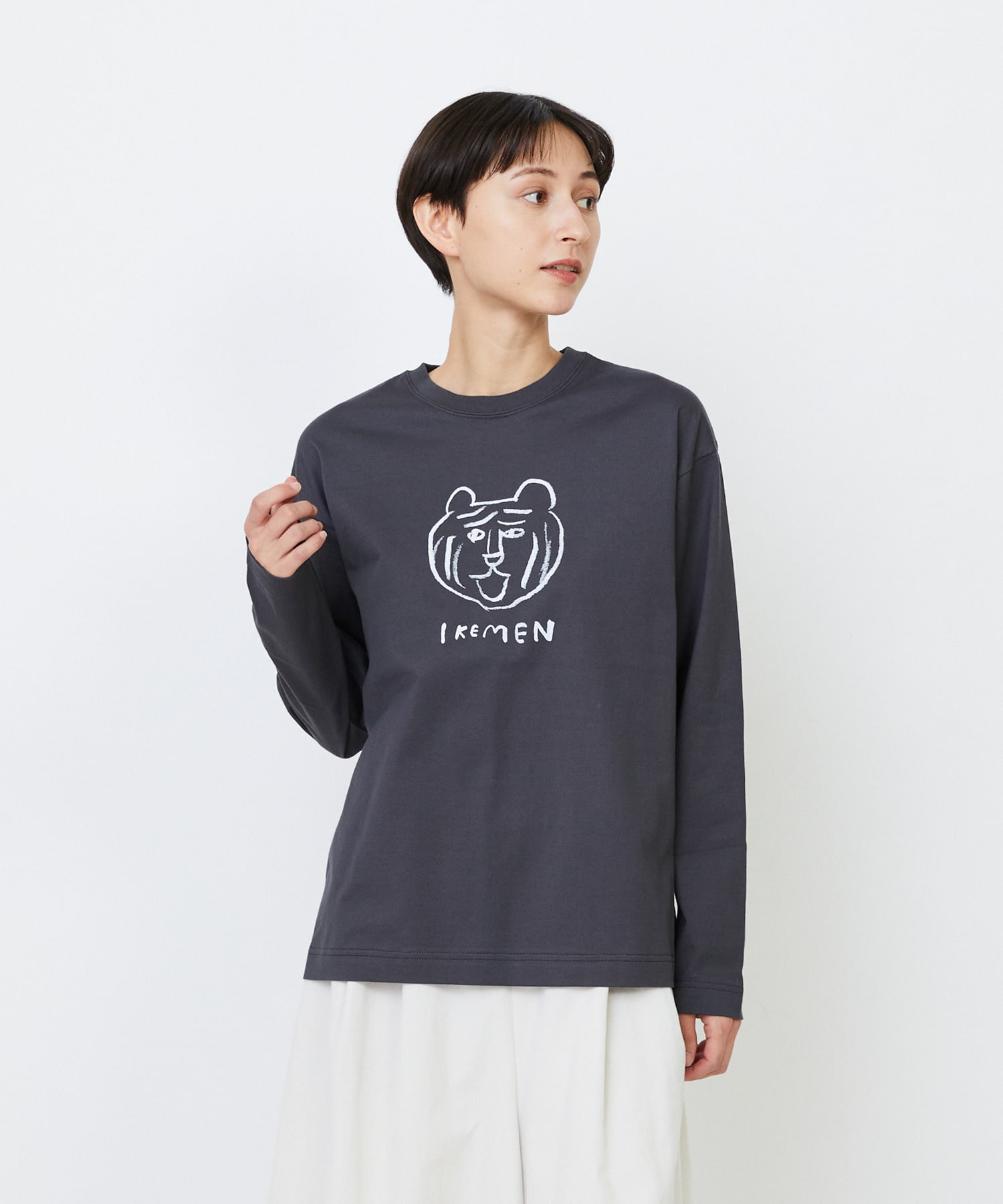 【LOISIR】｜2BUY10%OFF・3BUY20%OFF｜【EC限定・アーティストコラボ】LOISIR×TORANEKOBONBON CATプリントロングスリーブTシャツ 詳細画像 チャコールグレー 1