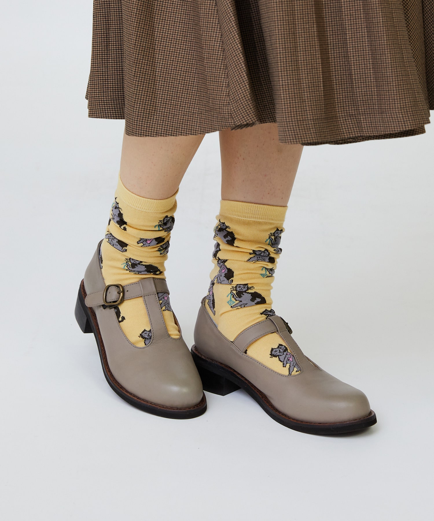 【LOISIR】【アーティストコラボ】LOISIR×TORANEKOBONBON 総柄ネコソックス 詳細画像 チャコール 1