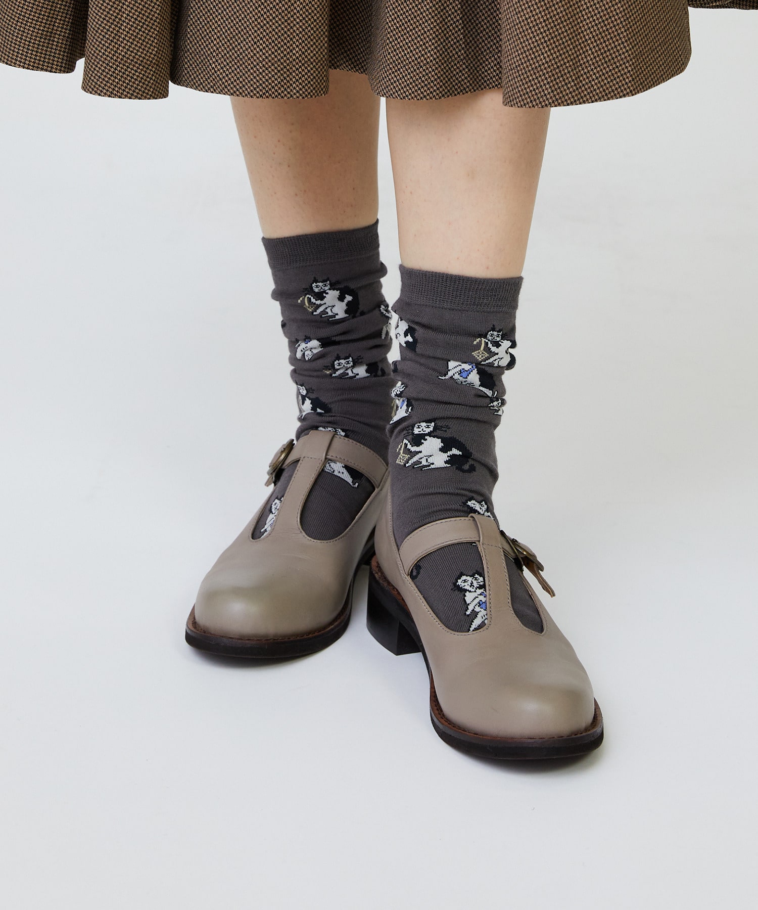 【LOISIR】【アーティストコラボ】LOISIR×TORANEKOBONBON 総柄ネコソックス 詳細画像 チャコール 5