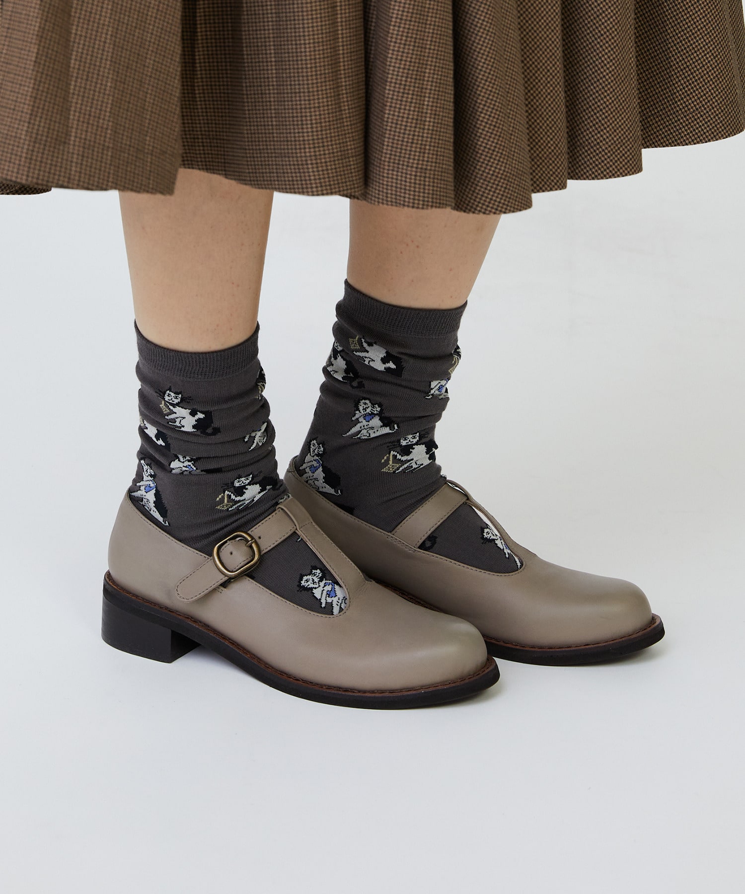 【LOISIR】【アーティストコラボ】LOISIR×TORANEKOBONBON 総柄ネコソックス 詳細画像 チャコール 6