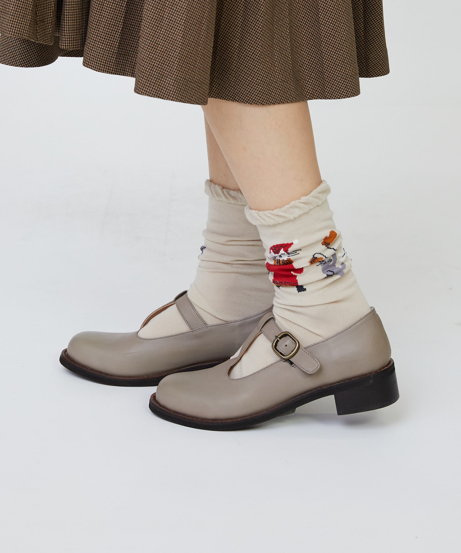 【LOISIR】｜2BUY10%OFF・3BUY20%OFF｜【アーティストコラボ】LOISIR×TORANEKOBONBON 戯れネコのソックス 詳細画像 ブルー 2