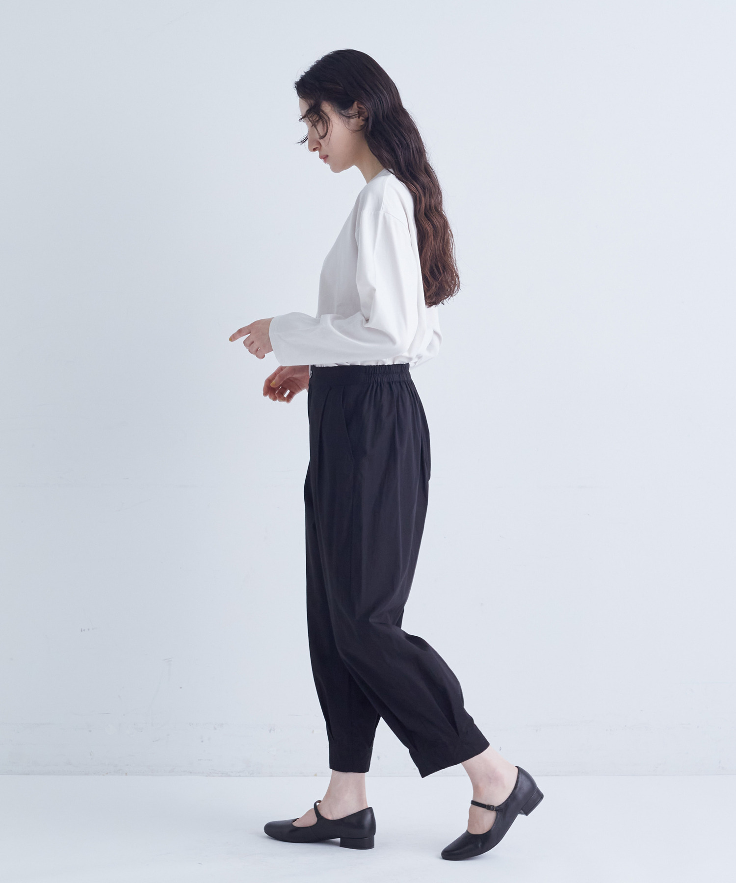 【congés payés】裾タックイージーパンツ 詳細画像 チャコールグレー 18