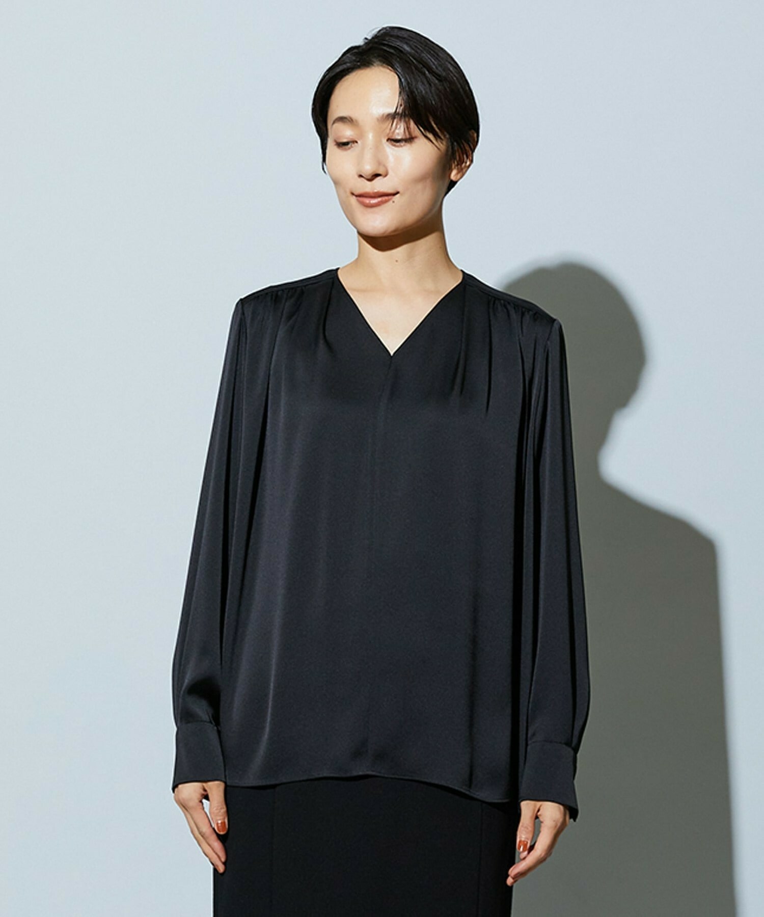 【wb】wb バックサテンジョーゼットVネックブラウス 詳細画像 オフホワイト 21