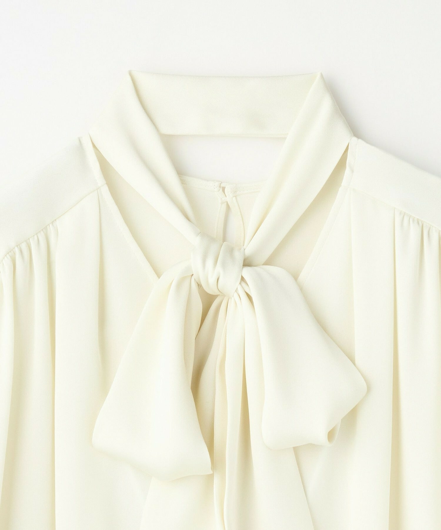 【wb】wb バックサテンジョーゼットVネックブラウス 詳細画像 オフホワイト 25