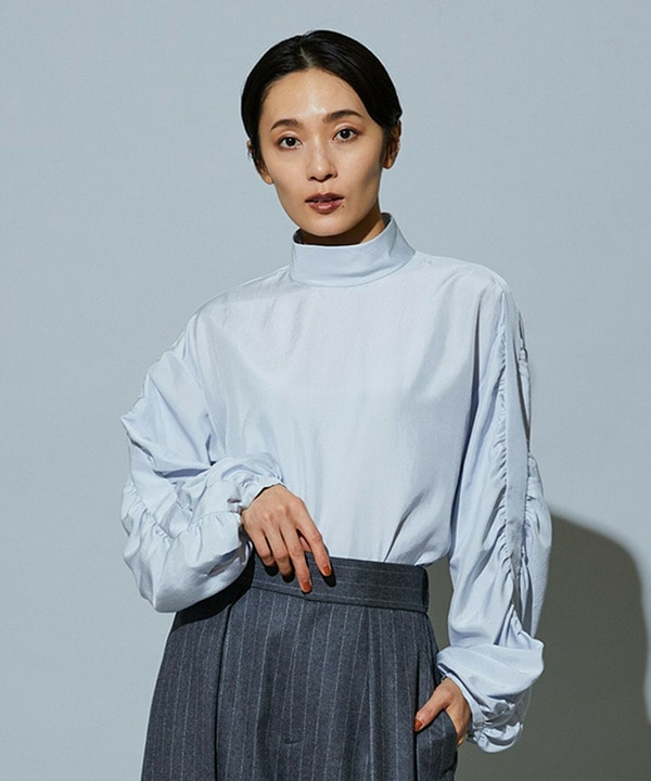 スタイリスト戸野塚かおるコラボ シルキー羽二重ギャザーシャーリングブラウス 詳細画像 サックスブルー 1