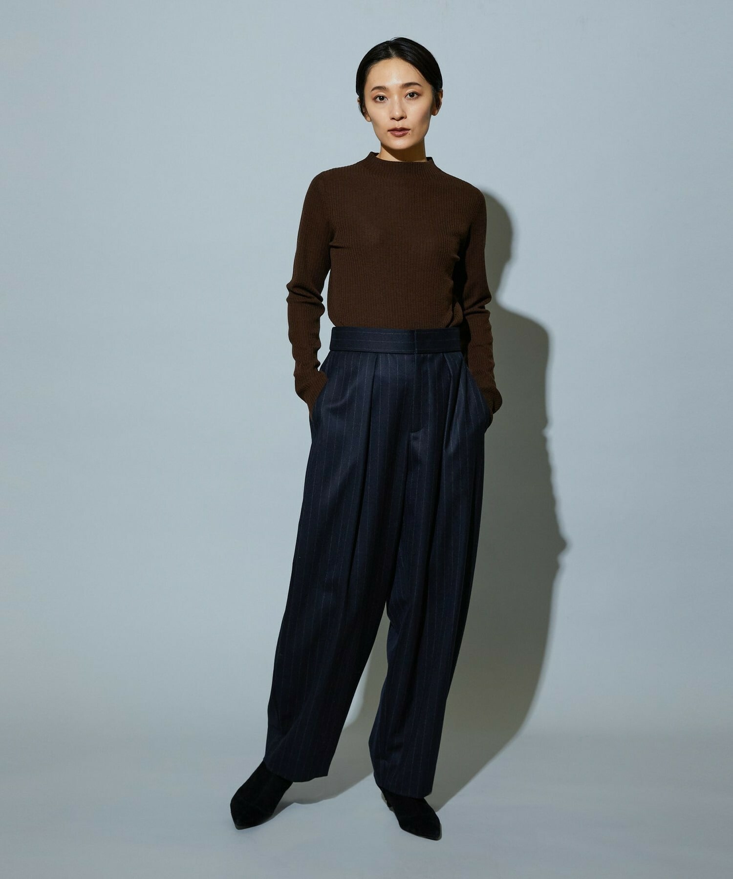 深海さん WEEKEND コクーンパンツ スタイリスト戸野塚かおるコラボ チョークストライプストレッチ