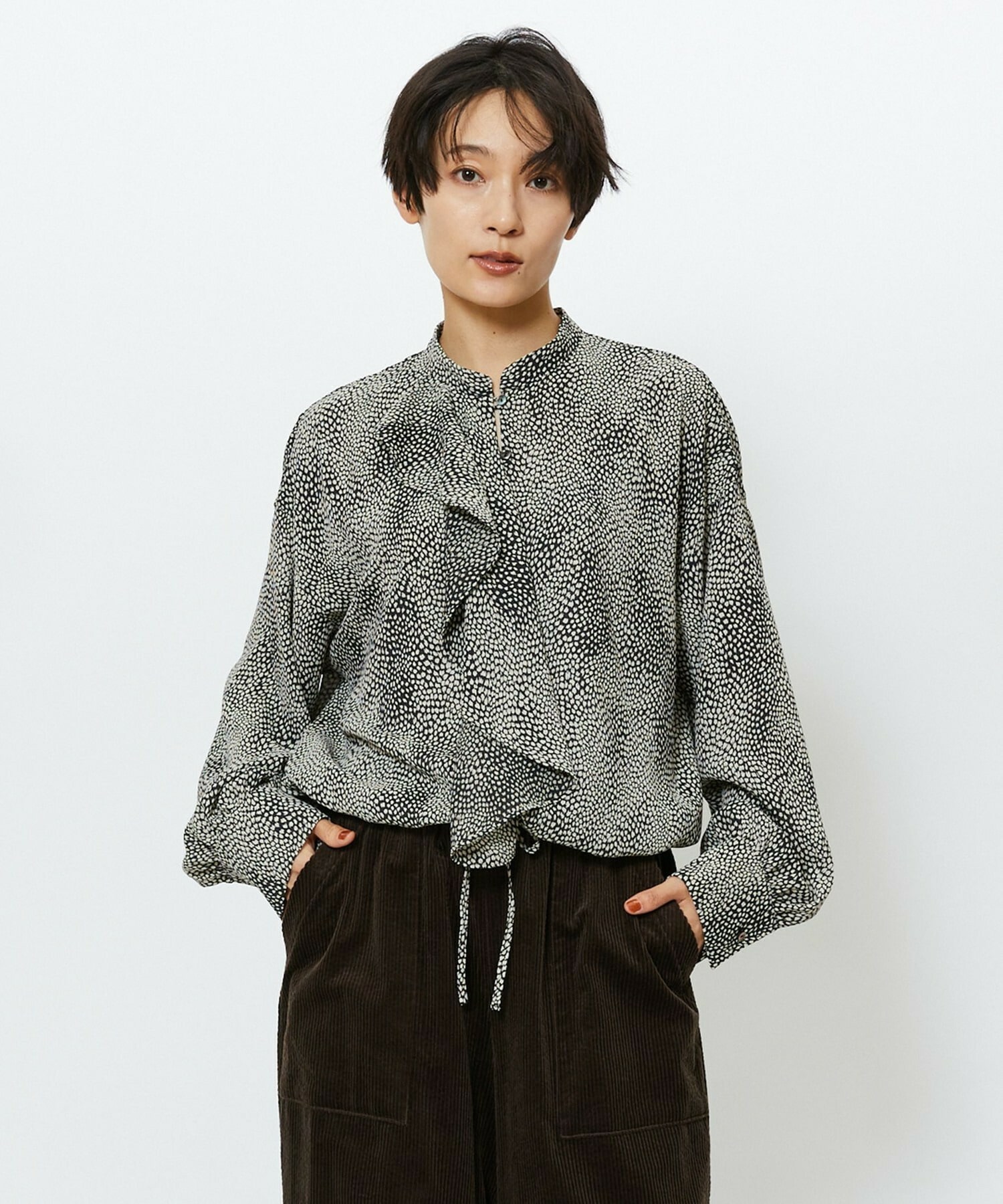 【feerique】【Lサイズ】feerique ジョーゼットプリントフリルブラウス 詳細画像 ブラック系その他 2