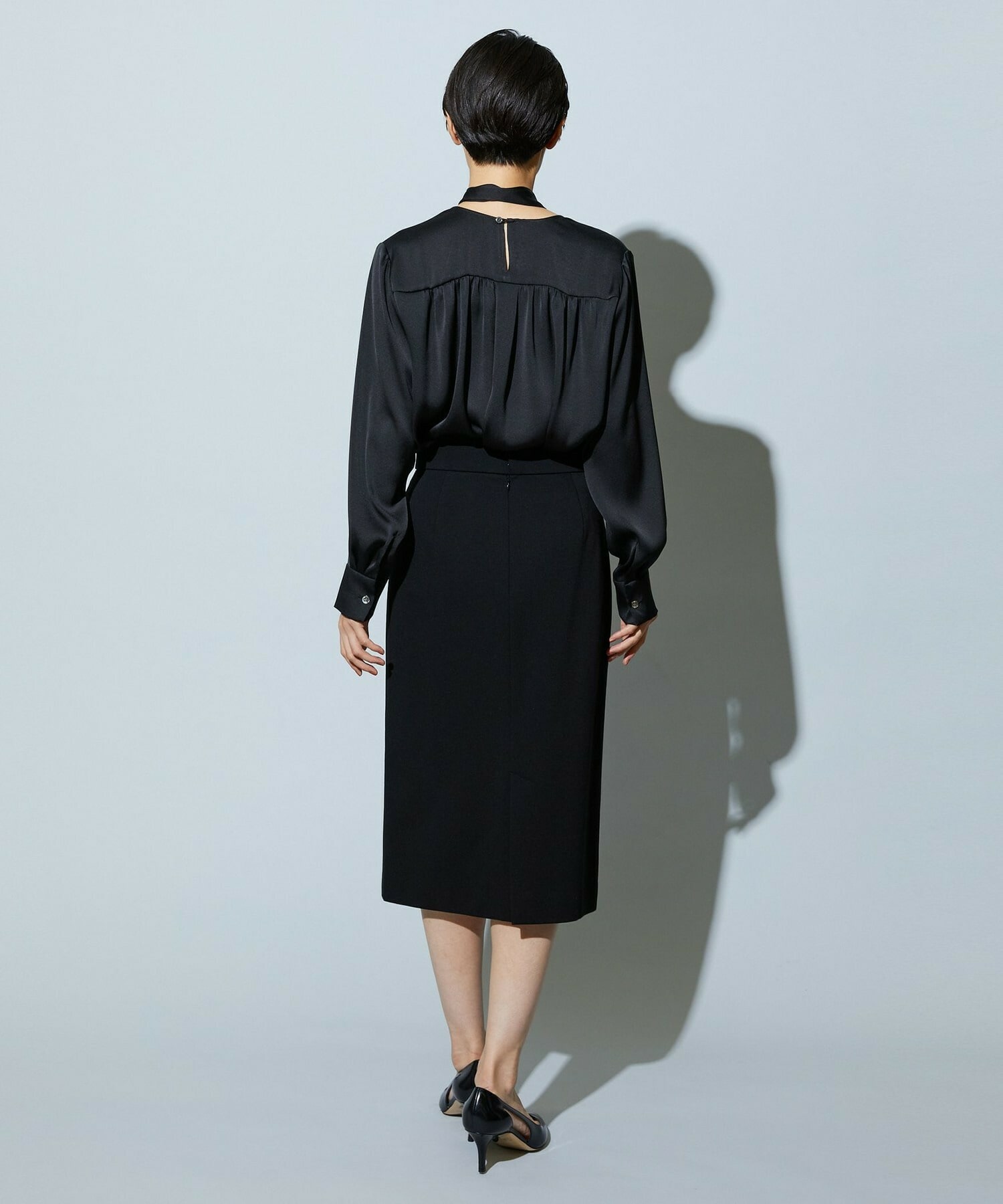 【wb】【Lサイズ】wb バックサテンジョーゼットVネックブラウス 詳細画像 ブラック 24