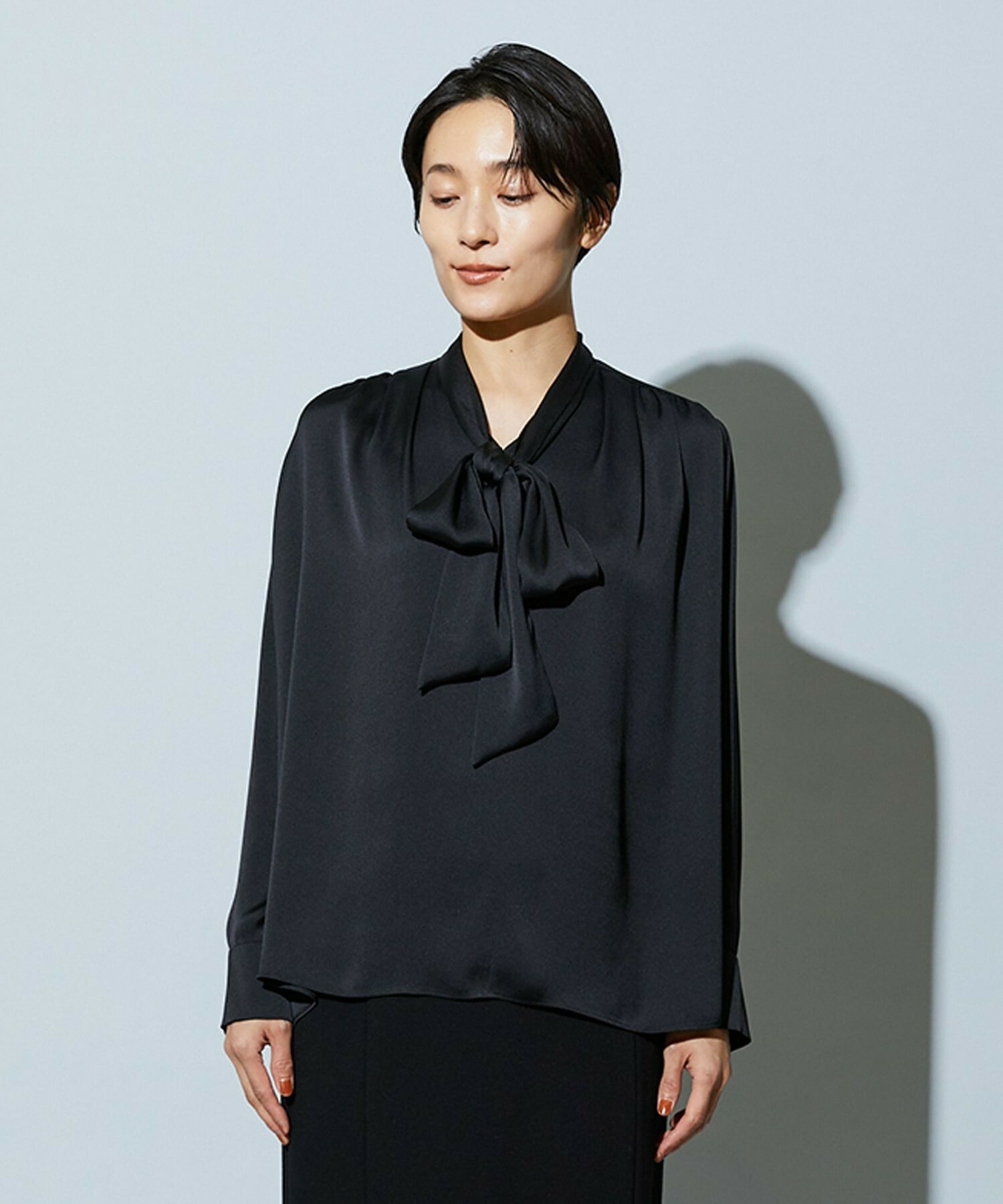 【wb】【Lサイズ】wb バックサテンジョーゼットVネックブラウス 詳細画像 ブラック 25