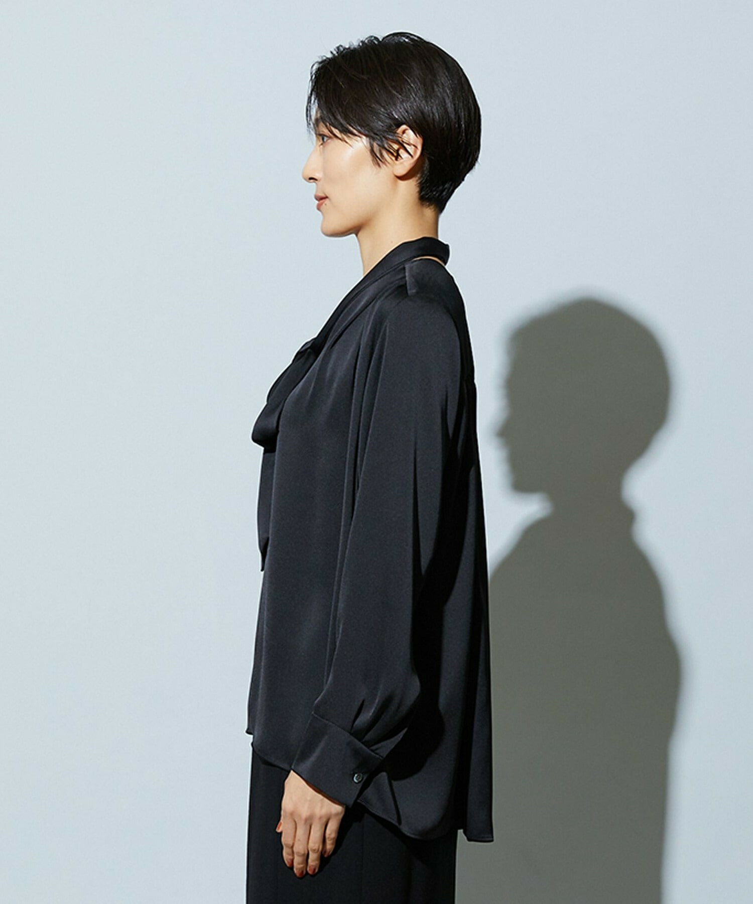 【wb】【Lサイズ】wb バックサテンジョーゼットVネックブラウス 詳細画像 ブラック 26