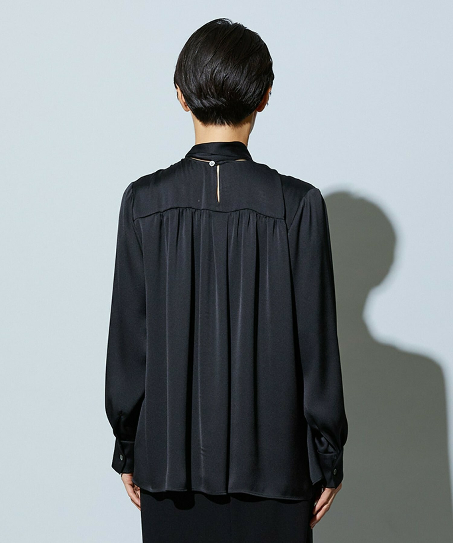 【wb】【Lサイズ】wb バックサテンジョーゼットVネックブラウス 詳細画像 ブラック 27