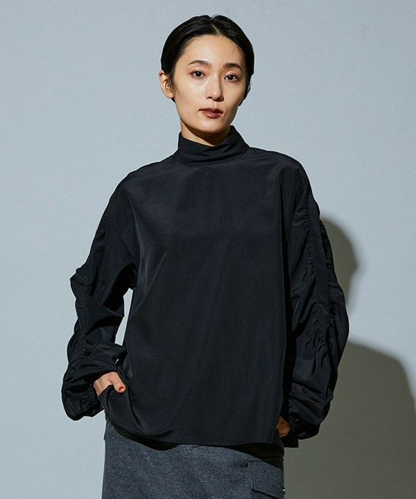 【Lサイズ】スタイリスト戸野塚かおるコラボ シルキー羽二重ギャザーシャーリングブラウス 詳細画像 ブラック 2