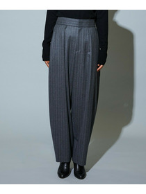 【MOGA】［eclat 2025年12月号掲載商品］【Lサイズ】スタイリスト戸野塚かおるコラボ チョークストライプストレッチコクーンパンツ 詳細画像 チャコールグレー 25