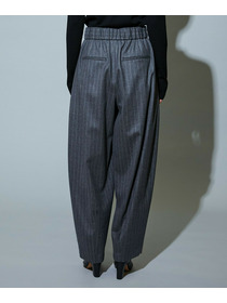 【MOGA】［eclat 2025年12月号掲載商品］【Lサイズ】スタイリスト戸野塚かおるコラボ チョークストライプストレッチコクーンパンツ 詳細画像 チャコールグレー 28