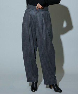 【MOGA】［eclat 2025年12月号掲載商品］【Lサイズ】スタイリスト戸野塚かおるコラボ チョークストライプストレッチコクーンパンツ 詳細画像 チャコールグレー 2