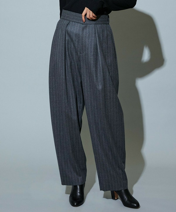 ［eclat 2025年12月号掲載商品］【Lサイズ】スタイリスト戸野塚かおるコラボ チョークストライプストレッチコクーンパンツ 詳細画像 チャコールグレー 2