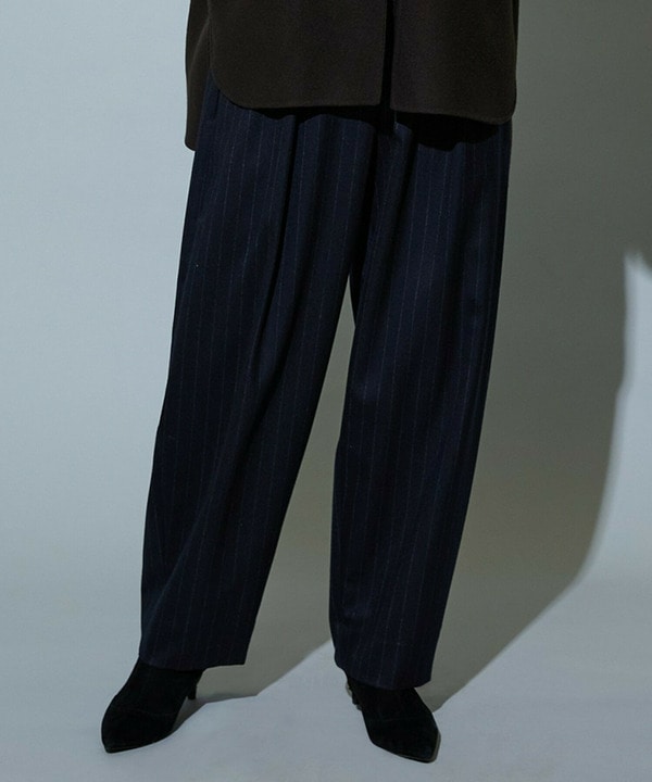 ［eclat 2025年12月号掲載商品］【Lサイズ】スタイリスト戸野塚かおるコラボ チョークストライプストレッチコクーンパンツ 詳細画像 ネイビー 2