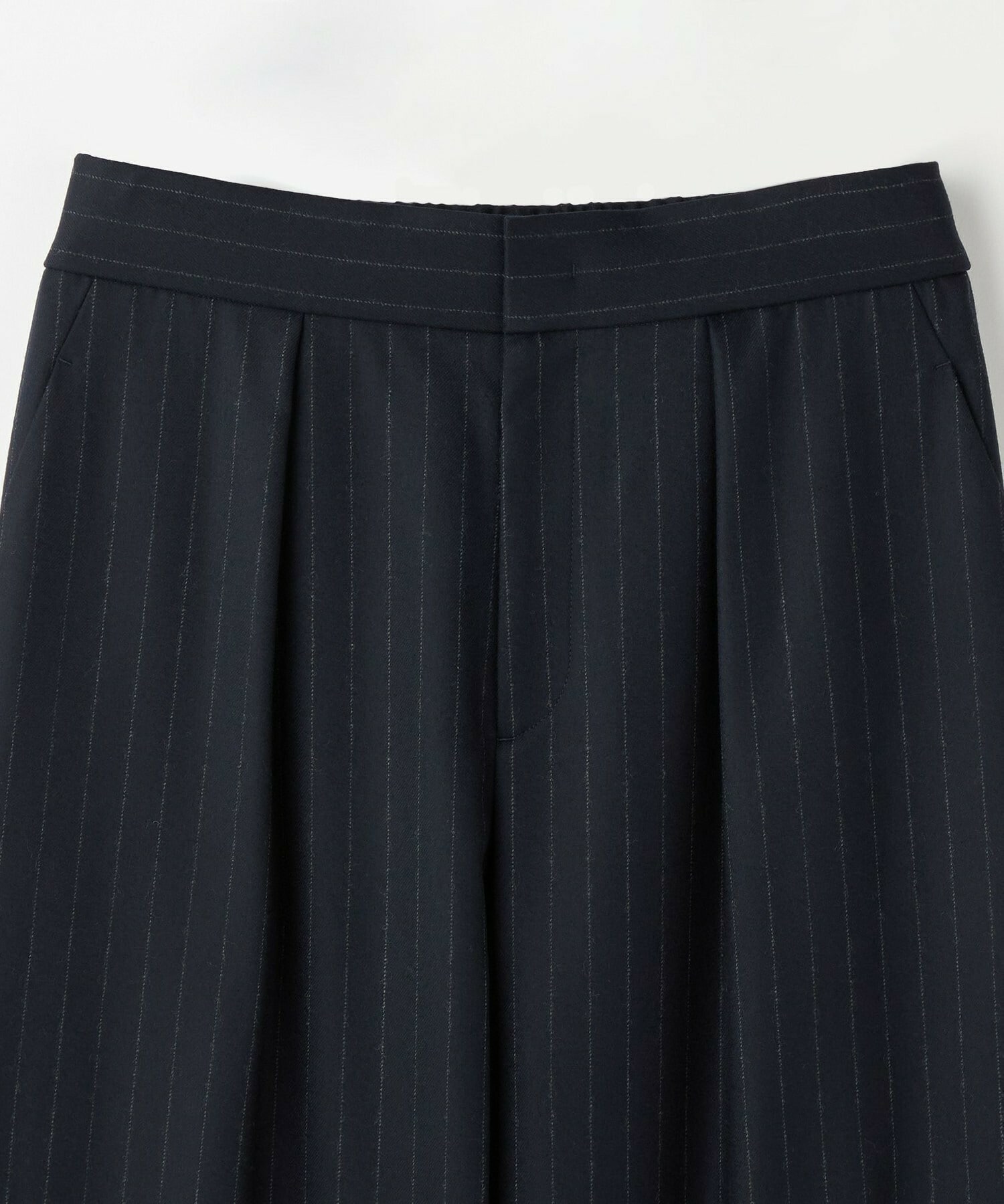 【MOGA】［eclat 2025年12月号掲載商品］【Lサイズ】スタイリスト戸野塚かおるコラボ チョークストライプストレッチコクーンパンツ 詳細画像 チャコールグレー 1