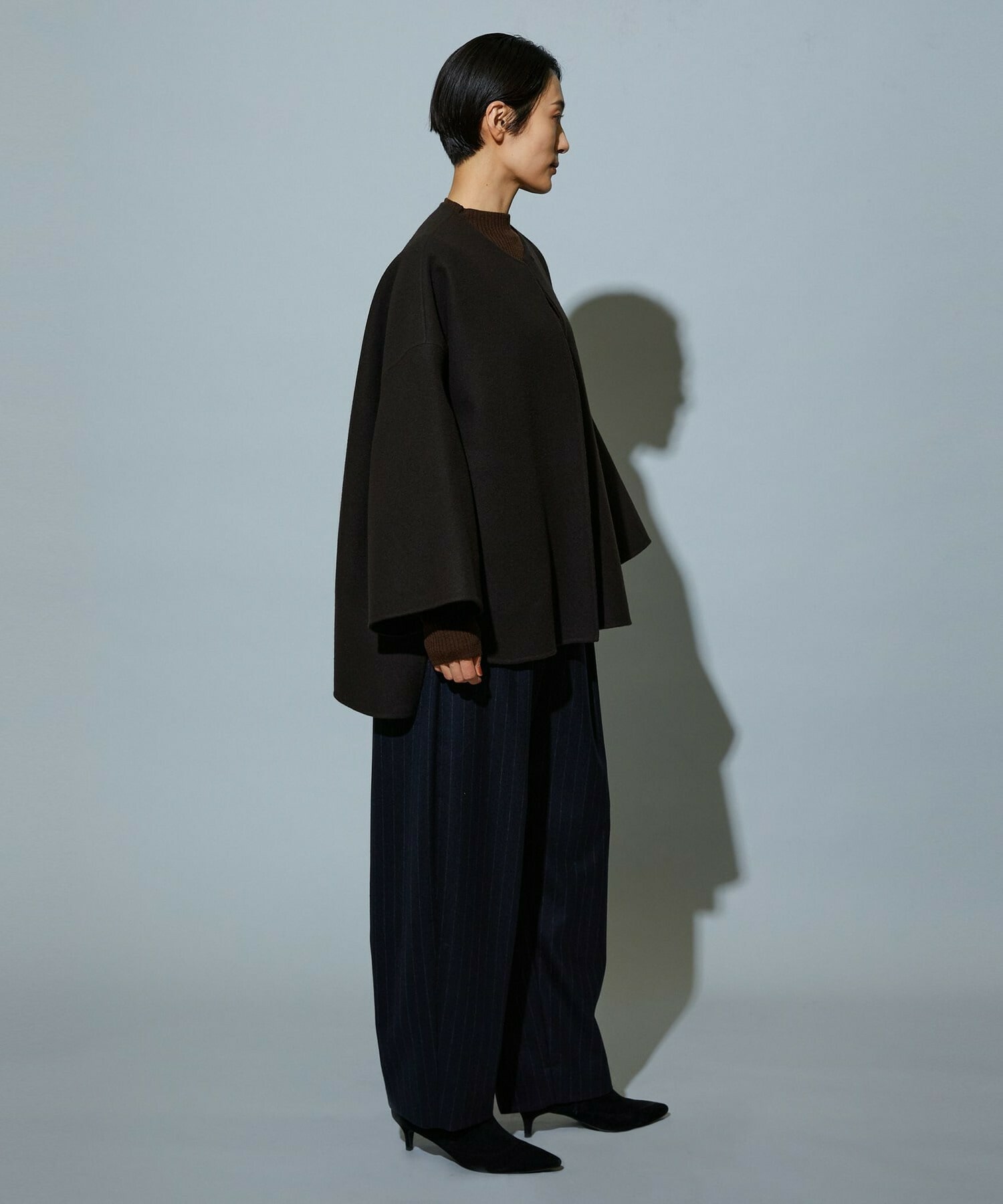 【MOGA】［eclat 2025年12月号掲載商品］【Lサイズ】スタイリスト戸野塚かおるコラボ チョークストライプストレッチコクーンパンツ 詳細画像 チャコールグレー 10