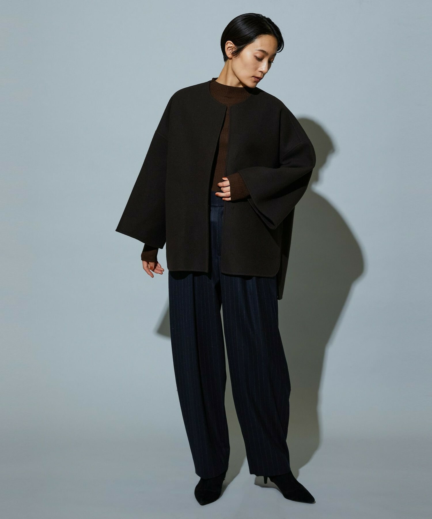 【MOGA】［eclat 2025年12月号掲載商品］【Lサイズ】スタイリスト戸野塚かおるコラボ チョークストライプストレッチコクーンパンツ 詳細画像 チャコールグレー 11