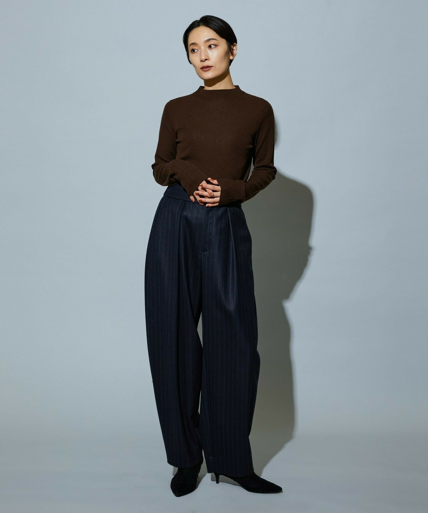 【MOGA】［eclat 2025年12月号掲載商品］【Lサイズ】スタイリスト戸野塚かおるコラボ チョークストライプストレッチコクーンパンツ 詳細画像 チャコールグレー 13