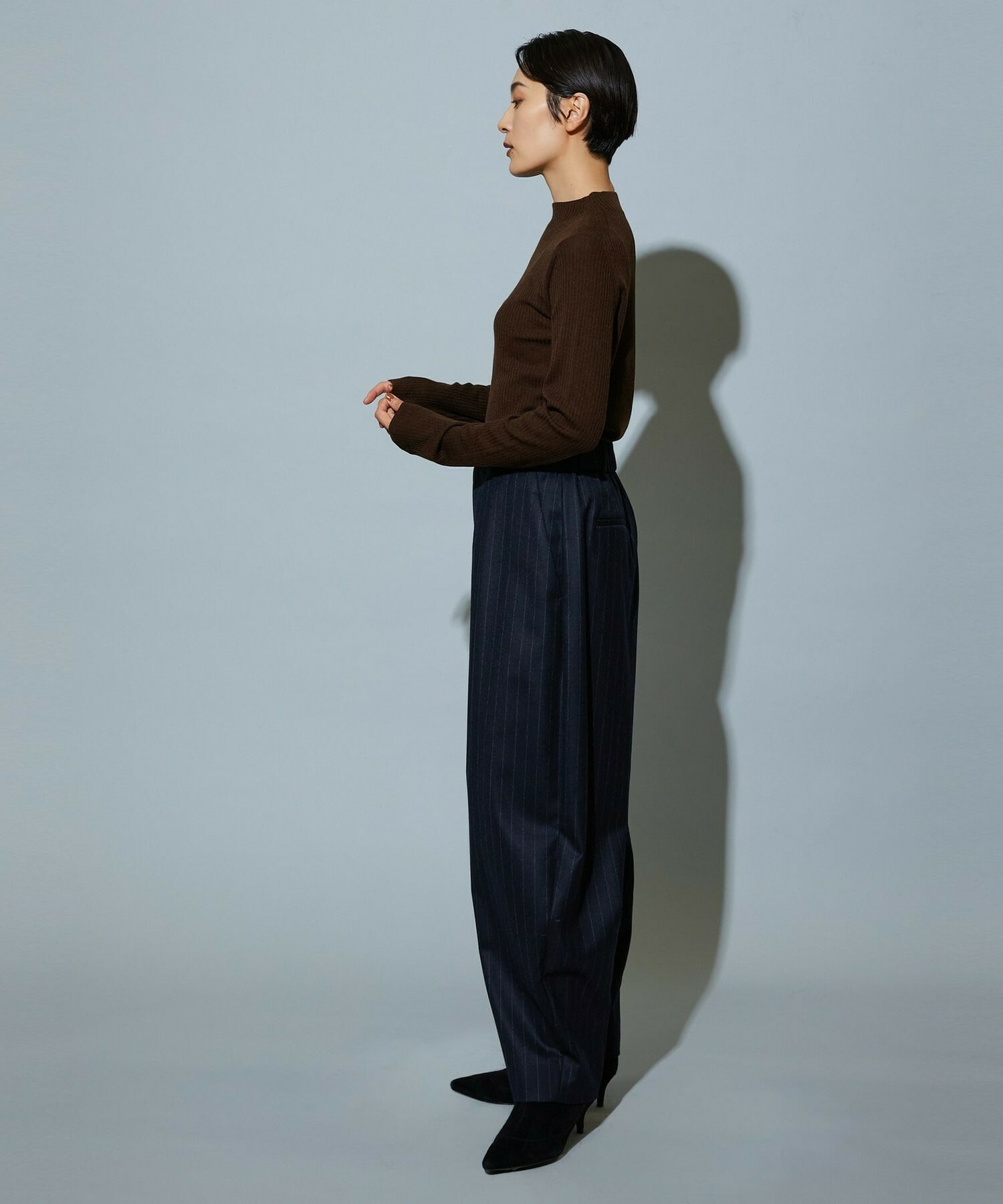 【MOGA】［eclat 2025年12月号掲載商品］【Lサイズ】スタイリスト戸野塚かおるコラボ チョークストライプストレッチコクーンパンツ 詳細画像 チャコールグレー 14