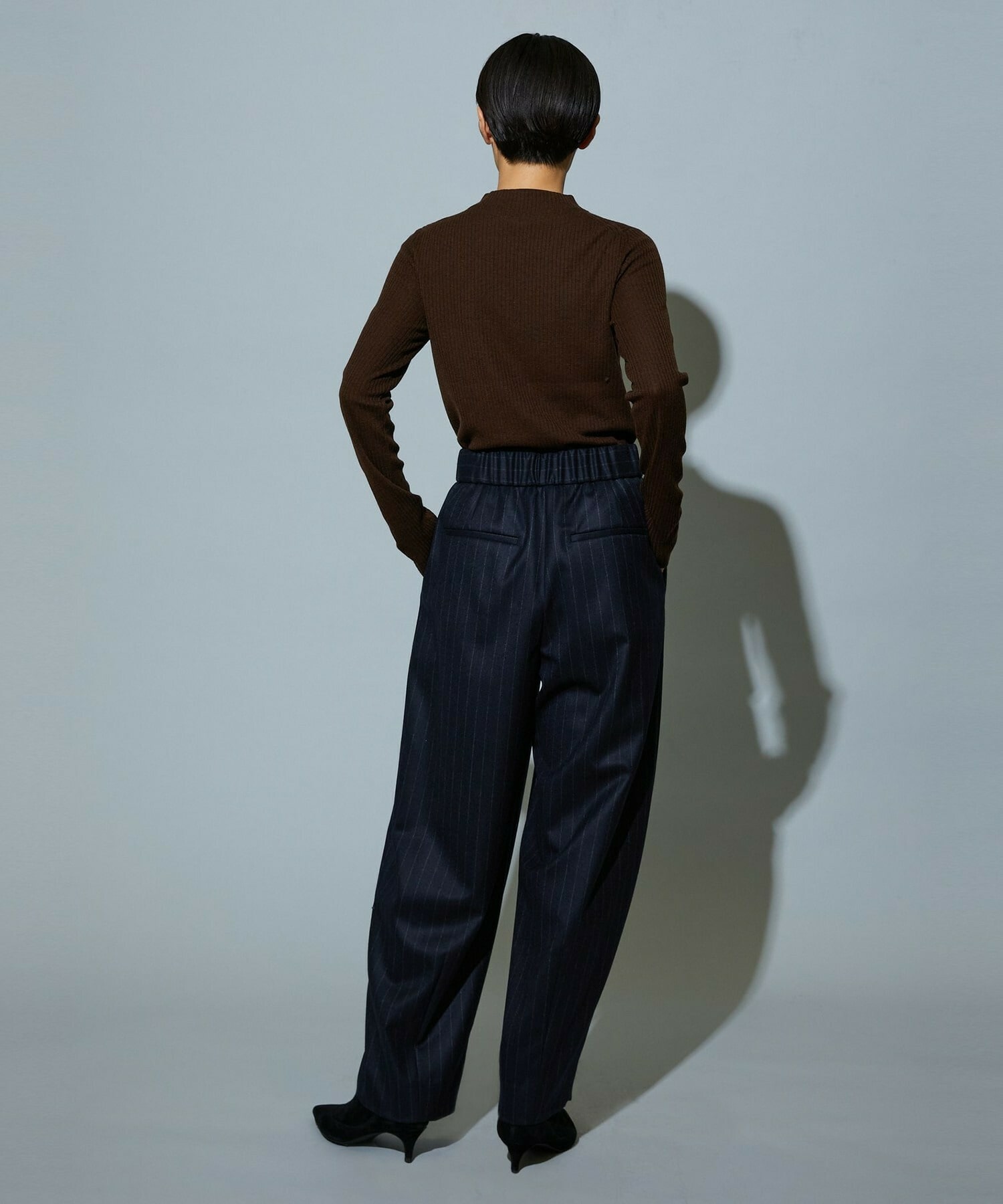 【MOGA】［eclat 2025年12月号掲載商品］【Lサイズ】スタイリスト戸野塚かおるコラボ チョークストライプストレッチコクーンパンツ 詳細画像 チャコールグレー 15