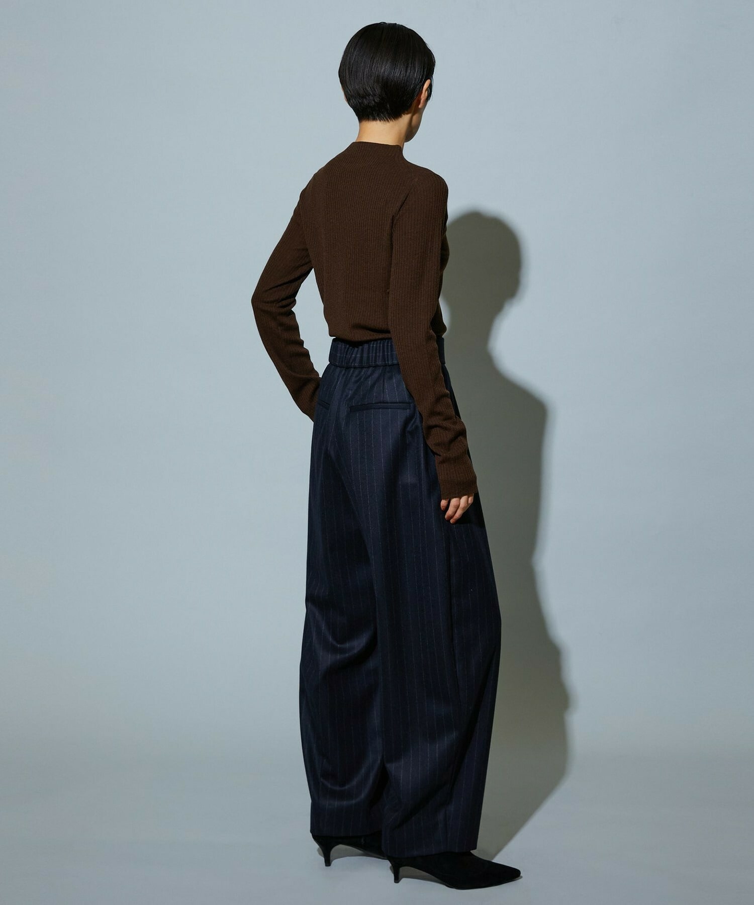 【MOGA】［eclat 2025年12月号掲載商品］【Lサイズ】スタイリスト戸野塚かおるコラボ チョークストライプストレッチコクーンパンツ 詳細画像 チャコールグレー 16