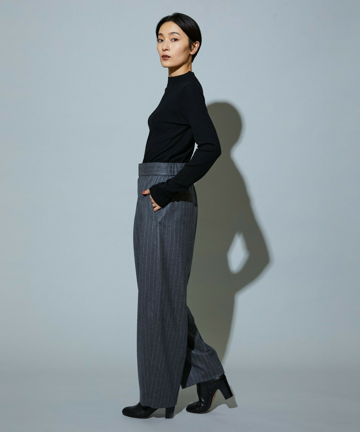 【MOGA】［eclat 2025年12月号掲載商品］【Lサイズ】スタイリスト戸野塚かおるコラボ チョークストライプストレッチコクーンパンツ 詳細画像 チャコールグレー 18