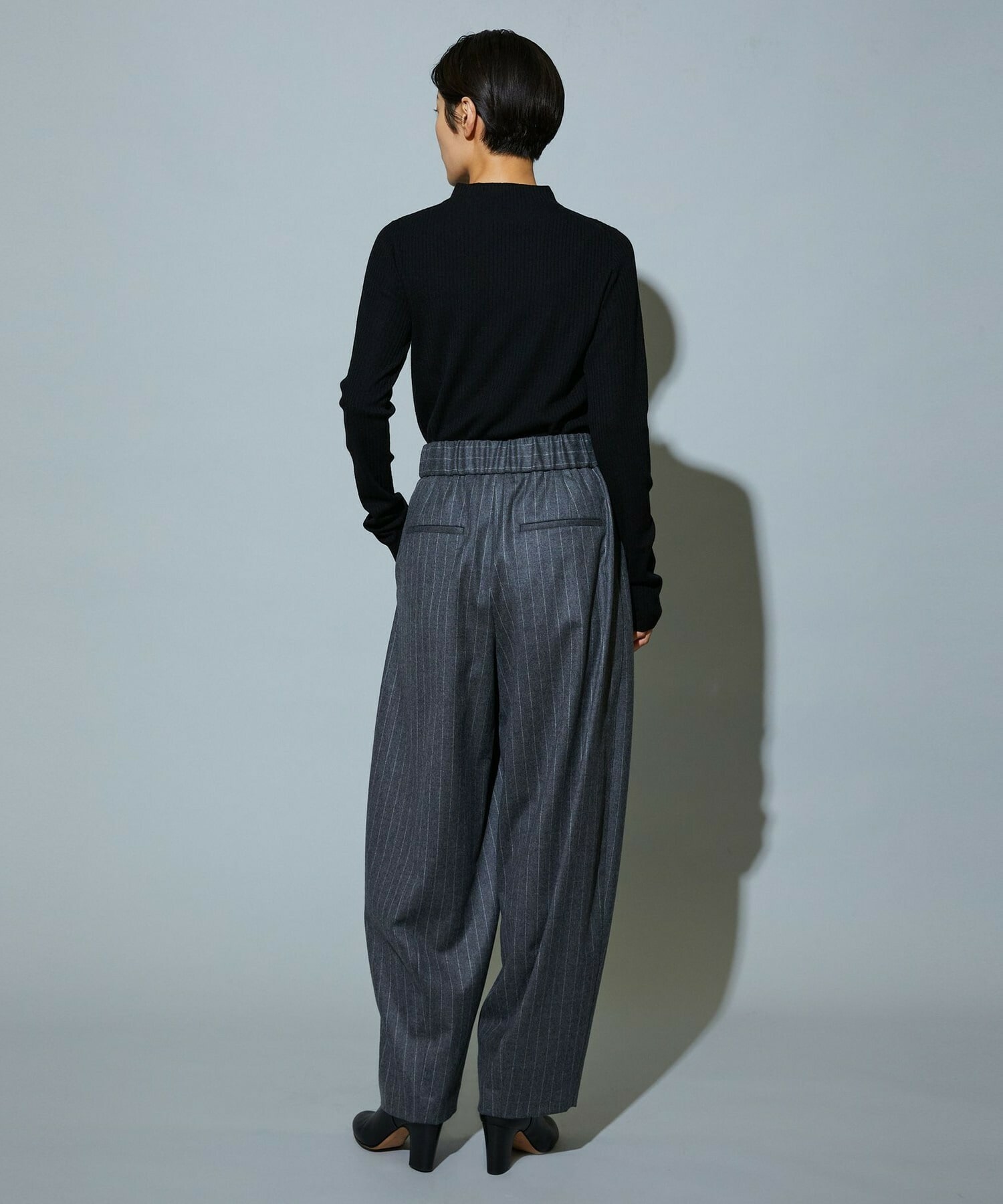 【MOGA】［eclat 2025年12月号掲載商品］【Lサイズ】スタイリスト戸野塚かおるコラボ チョークストライプストレッチコクーンパンツ 詳細画像 チャコールグレー 19