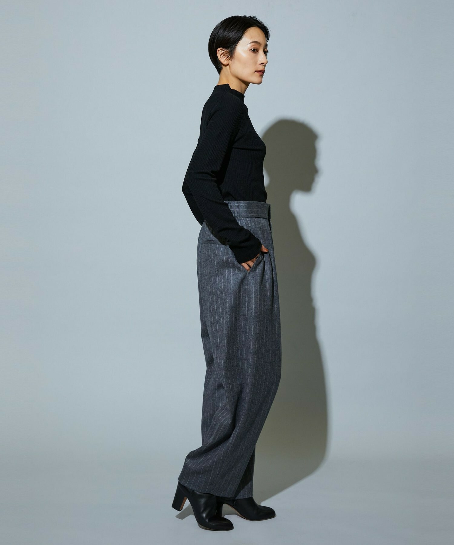 【MOGA】［eclat 2025年12月号掲載商品］【Lサイズ】スタイリスト戸野塚かおるコラボ チョークストライプストレッチコクーンパンツ 詳細画像 チャコールグレー 20