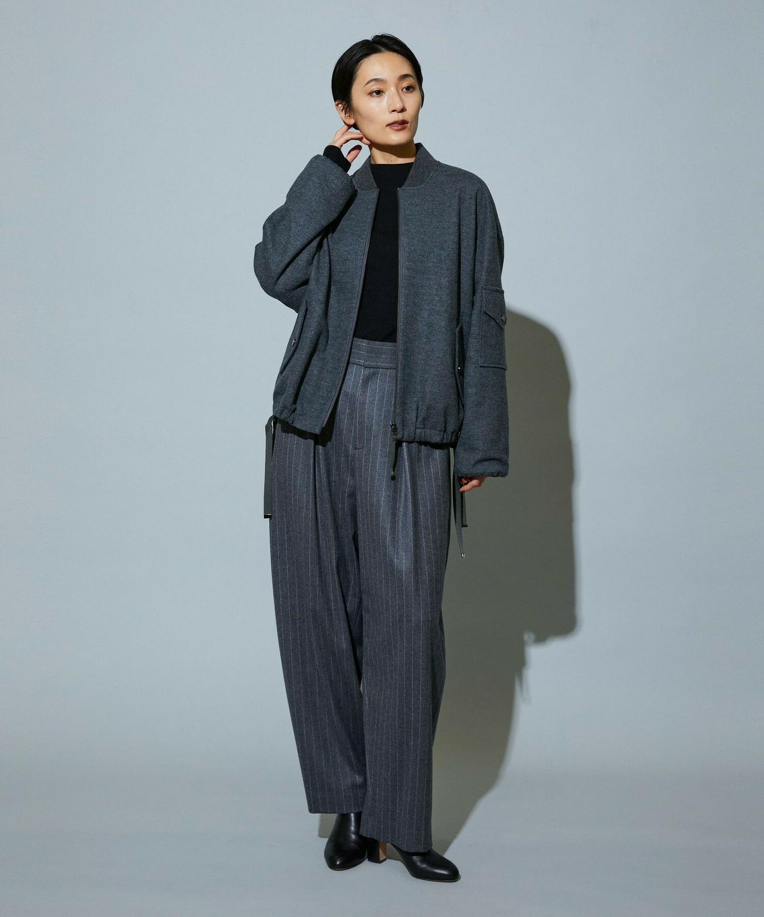 【MOGA】［eclat 2025年12月号掲載商品］【Lサイズ】スタイリスト戸野塚かおるコラボ チョークストライプストレッチコクーンパンツ 詳細画像 チャコールグレー 21