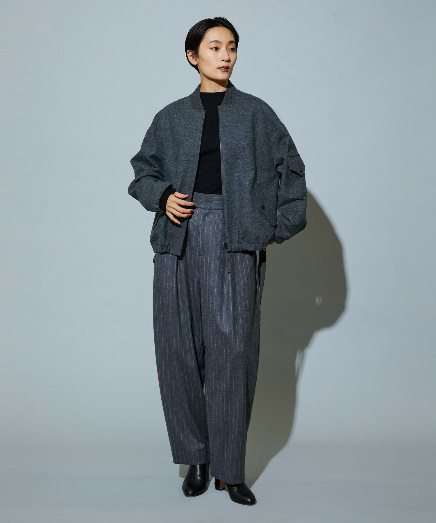 【MOGA】［eclat 2025年12月号掲載商品］【Lサイズ】スタイリスト戸野塚かおるコラボ チョークストライプストレッチコクーンパンツ 詳細画像 チャコールグレー 22