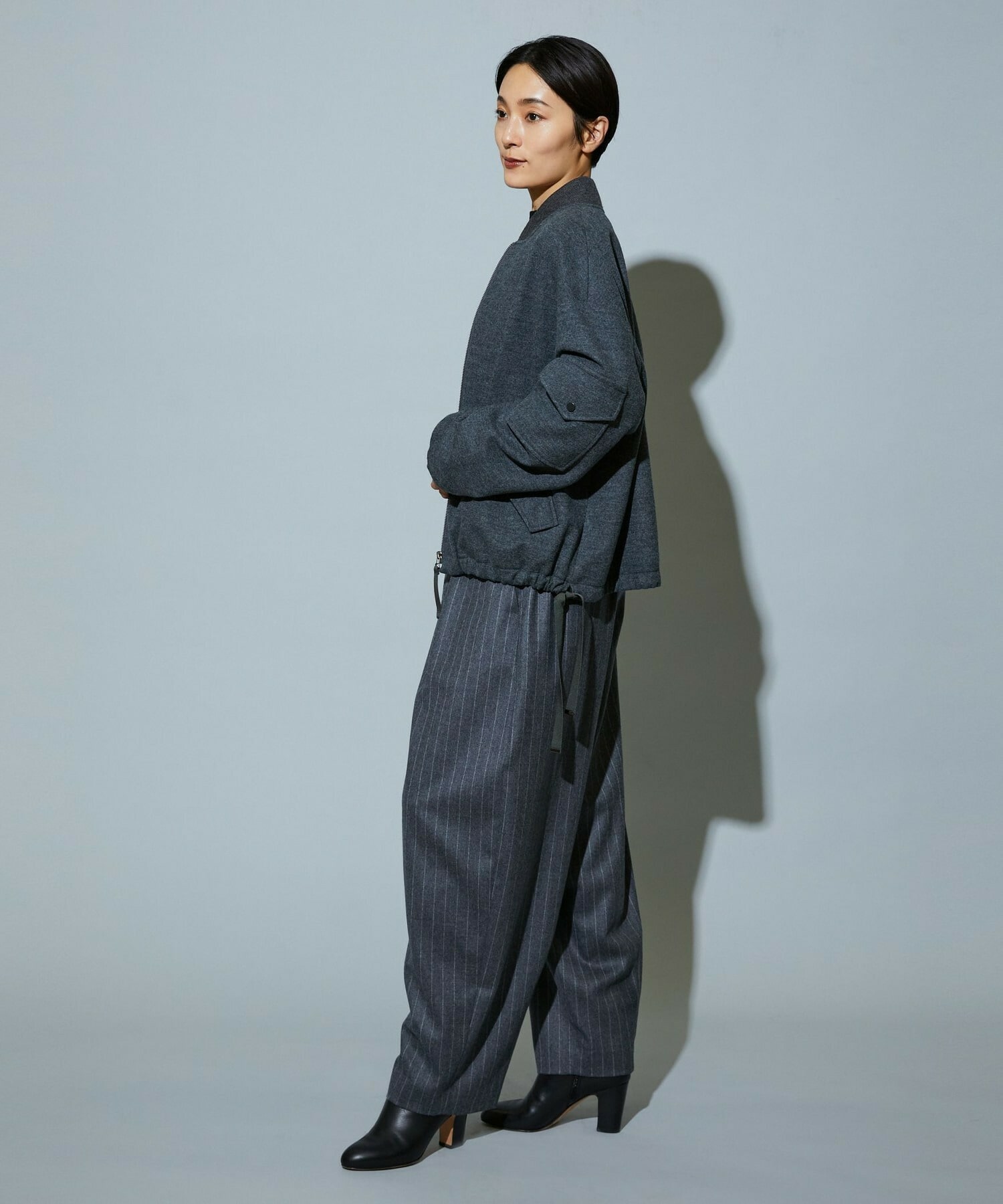 【MOGA】［eclat 2025年12月号掲載商品］【Lサイズ】スタイリスト戸野塚かおるコラボ チョークストライプストレッチコクーンパンツ 詳細画像 チャコールグレー 23