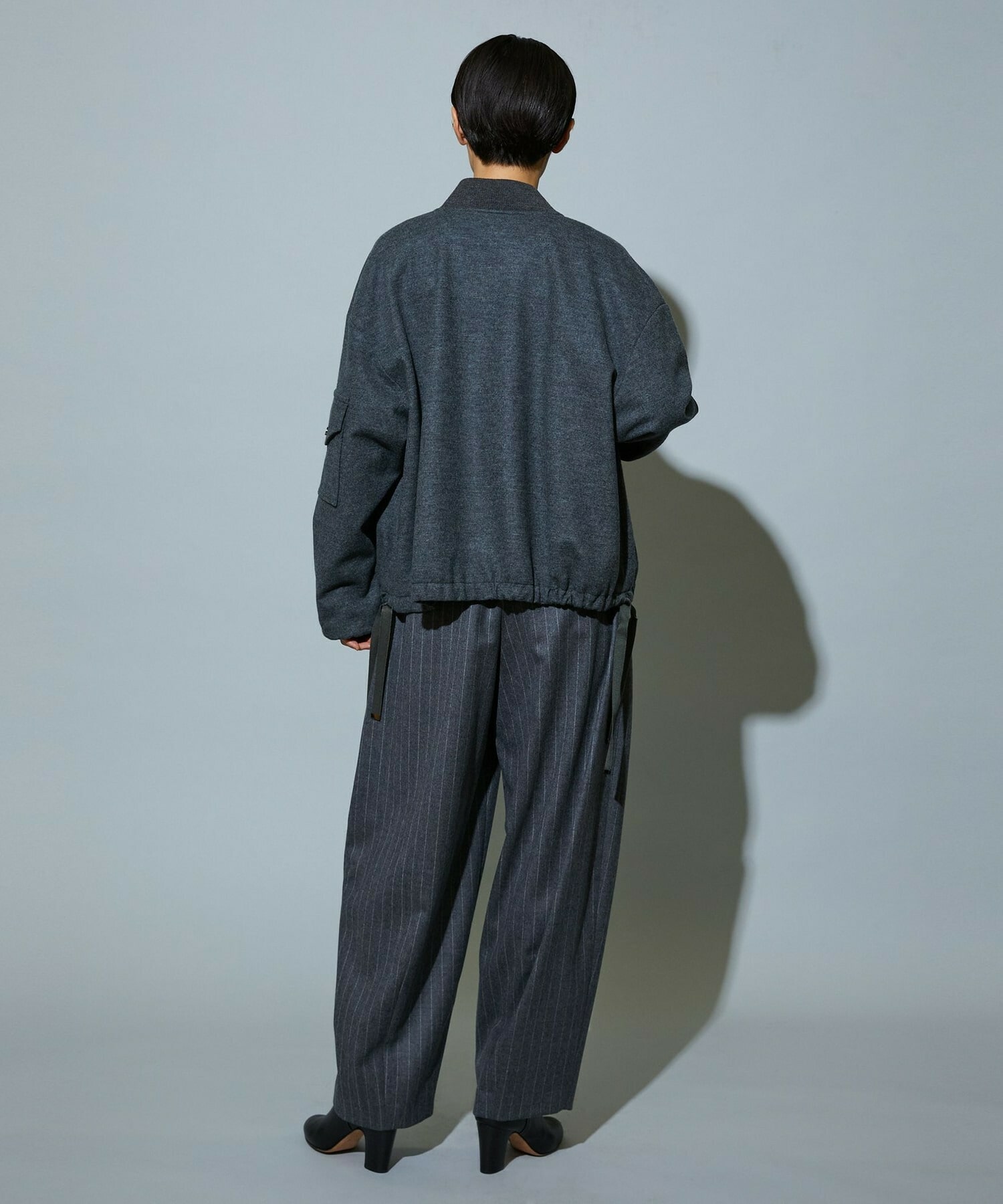 【MOGA】［eclat 2025年12月号掲載商品］【Lサイズ】スタイリスト戸野塚かおるコラボ チョークストライプストレッチコクーンパンツ 詳細画像 チャコールグレー 24