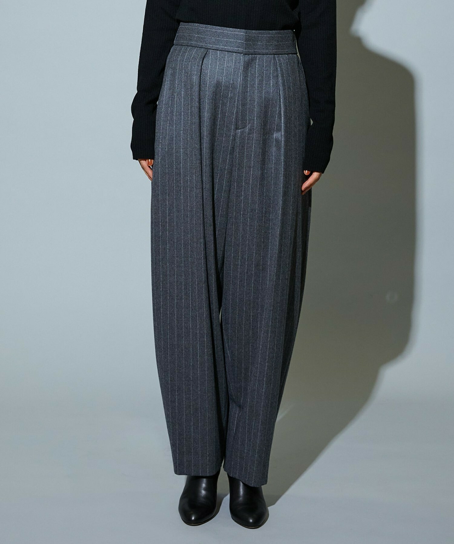 【MOGA】［eclat 2025年12月号掲載商品］【Lサイズ】スタイリスト戸野塚かおるコラボ チョークストライプストレッチコクーンパンツ 詳細画像 チャコールグレー 25