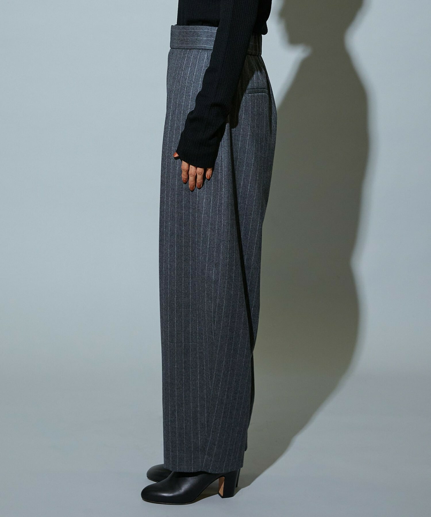 【MOGA】［eclat 2025年12月号掲載商品］【Lサイズ】スタイリスト戸野塚かおるコラボ チョークストライプストレッチコクーンパンツ 詳細画像 チャコールグレー 26