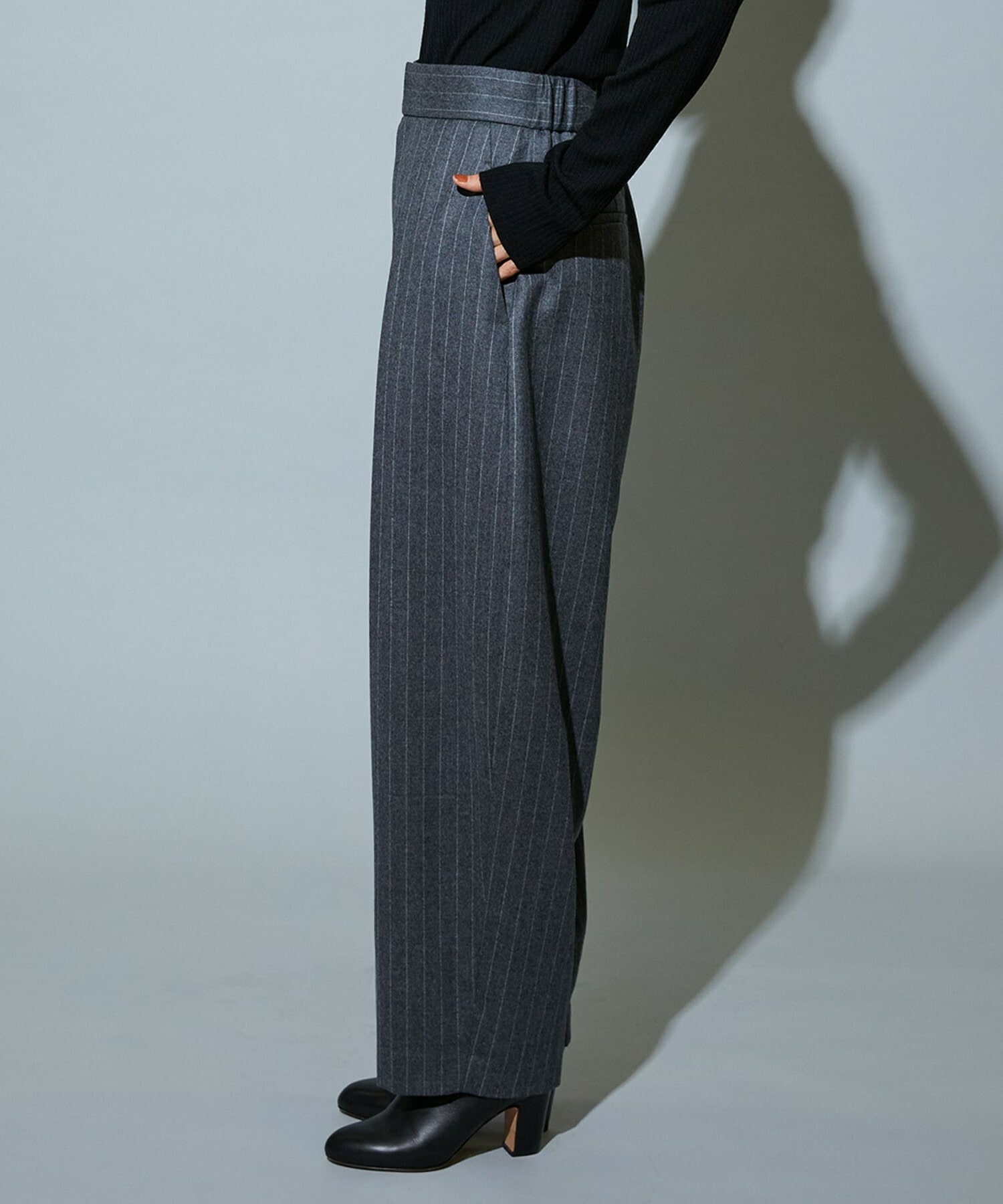 【MOGA】［eclat 2025年12月号掲載商品］【Lサイズ】スタイリスト戸野塚かおるコラボ チョークストライプストレッチコクーンパンツ 詳細画像 チャコールグレー 27